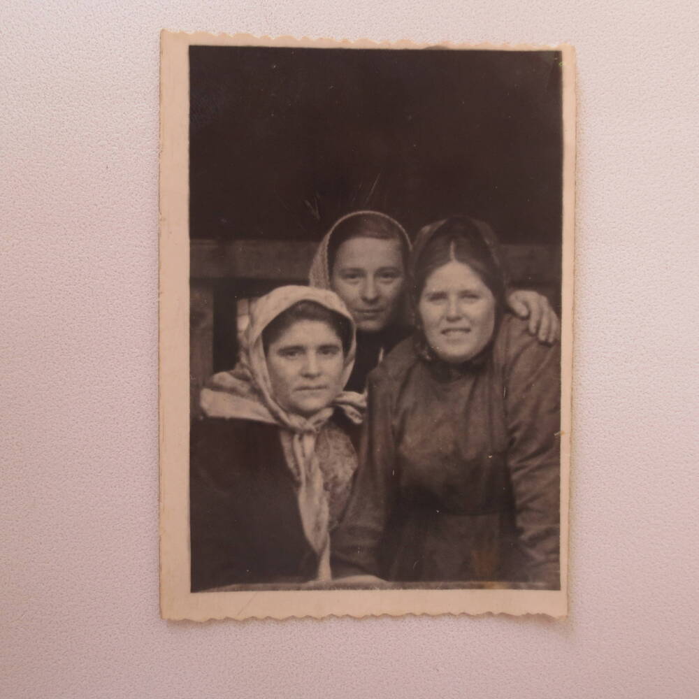 Фотография. Три женщины, конец 1940 г, XX в., шахта 2 -я, Пермская область.