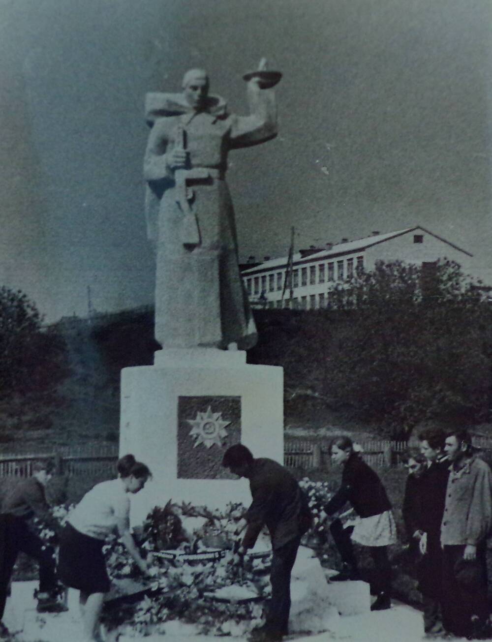 Фотография. Памятник погибших в годы ВОВ с. Хайрюзовка.