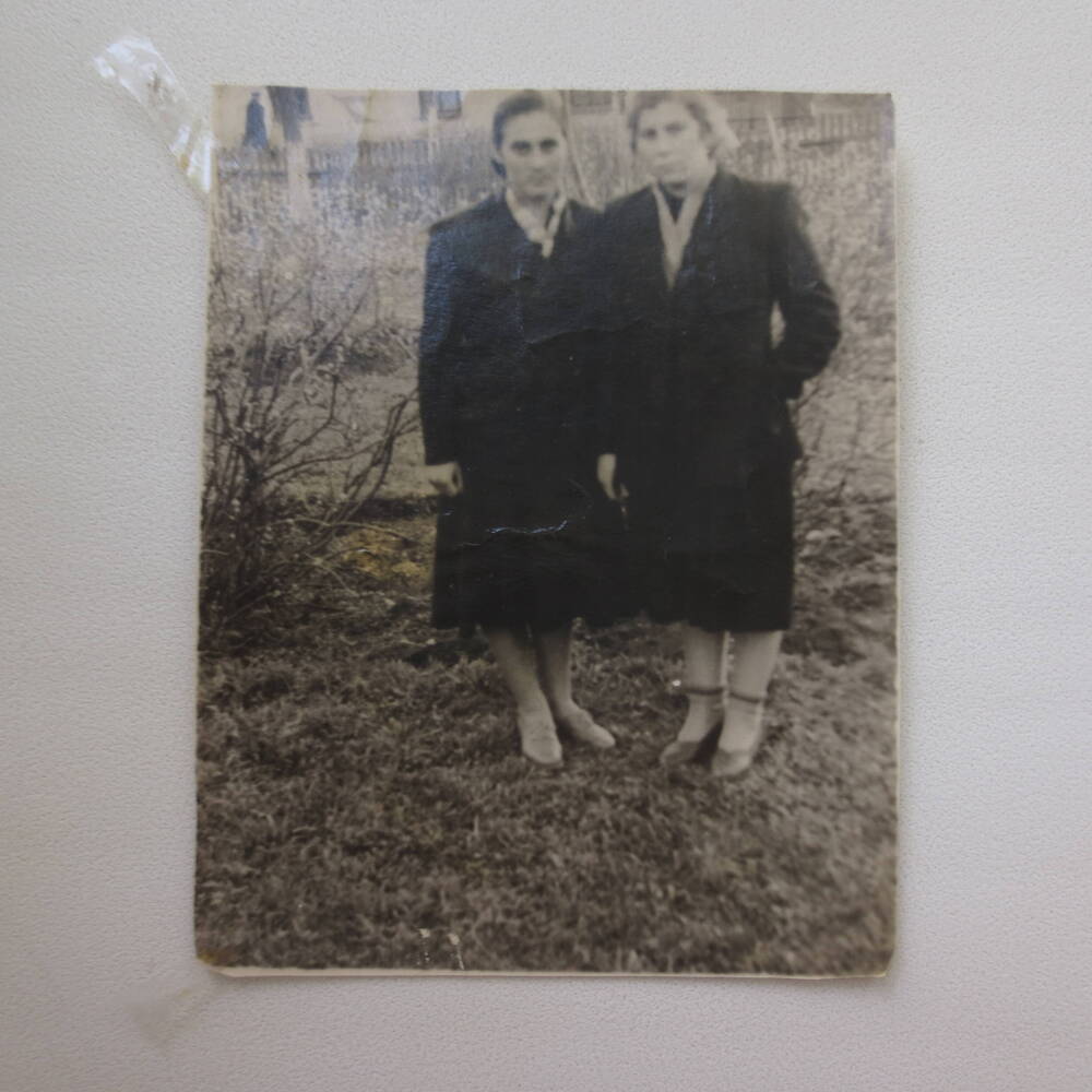 Фотография. Две женщины Каунова Валентина Константиновна и Пироннова Валентина Васильевна, 1956-1957 гг., г. Геническ, Херсонская область.