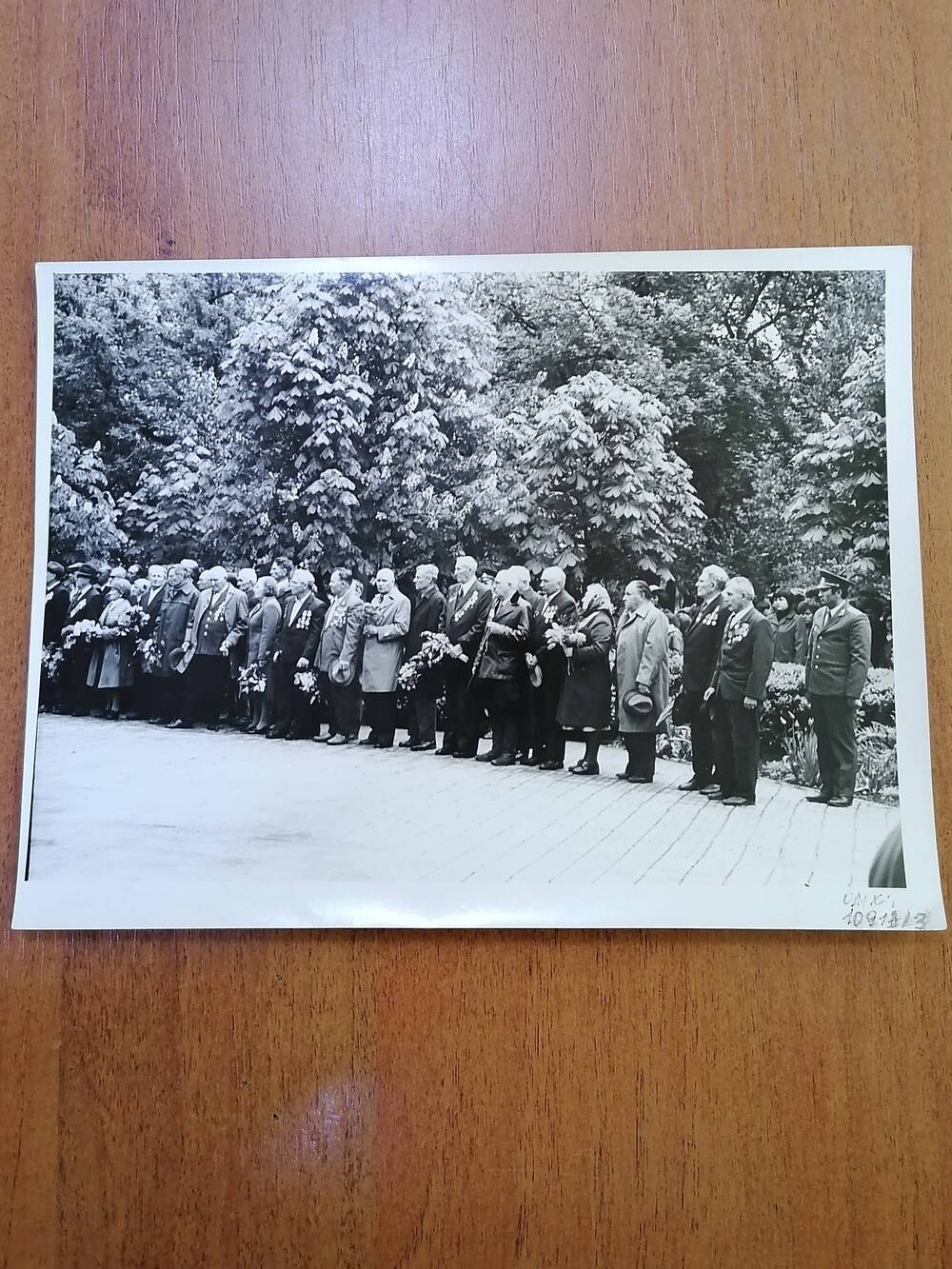 Фотопортрет групповой черно-белый ветераны Великой Отечественной войны, памятник Вечный огонь
