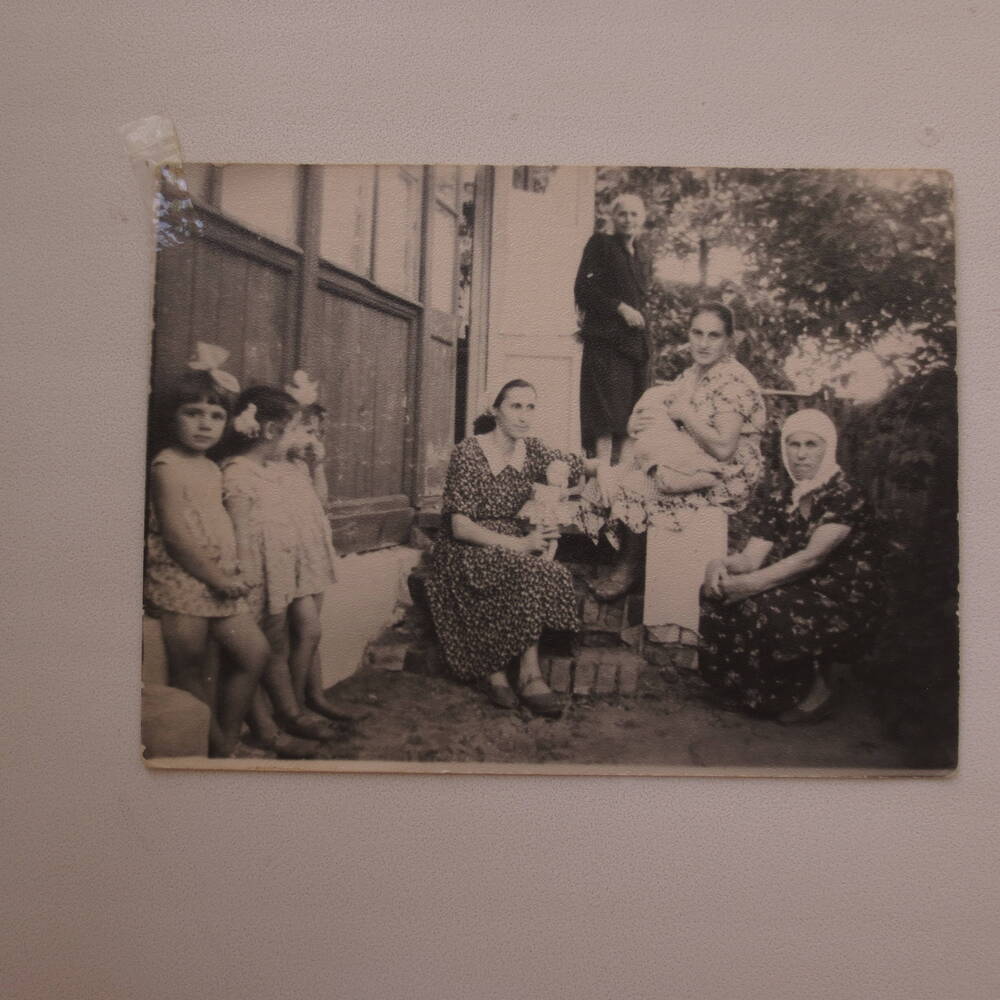 Фотография.  Женщины и дети возле дома, 1961-1962 гг. г. Александрия, Кировоградская область.
