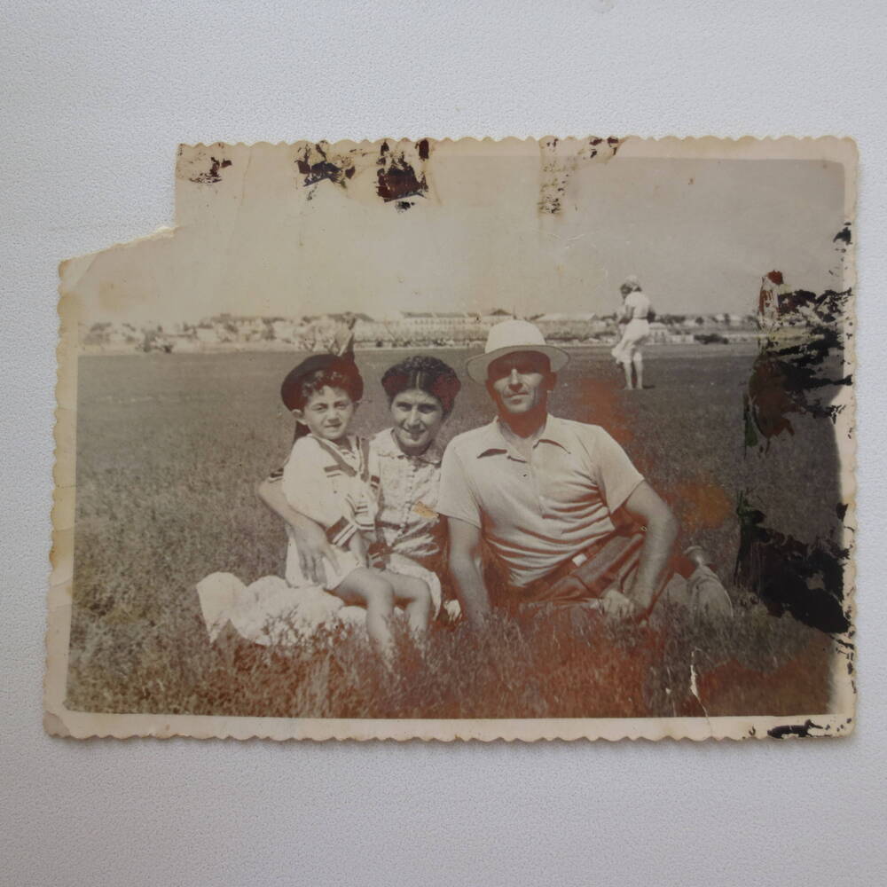 Фотография. Семья из трех человек на лугу, 1956-1957 гг., г. Геническ, Херсонская область.