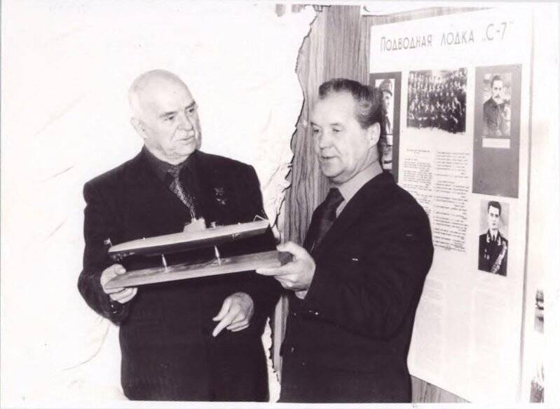 Фотография групповая. Слева - Герой Советского Союза Лисин С.П.