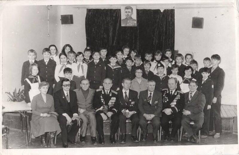 Фотография групповая. Встреча ветеранов-подводников с членами штаба «Поиск» - 189 школа г. Санкт-Петербурга.