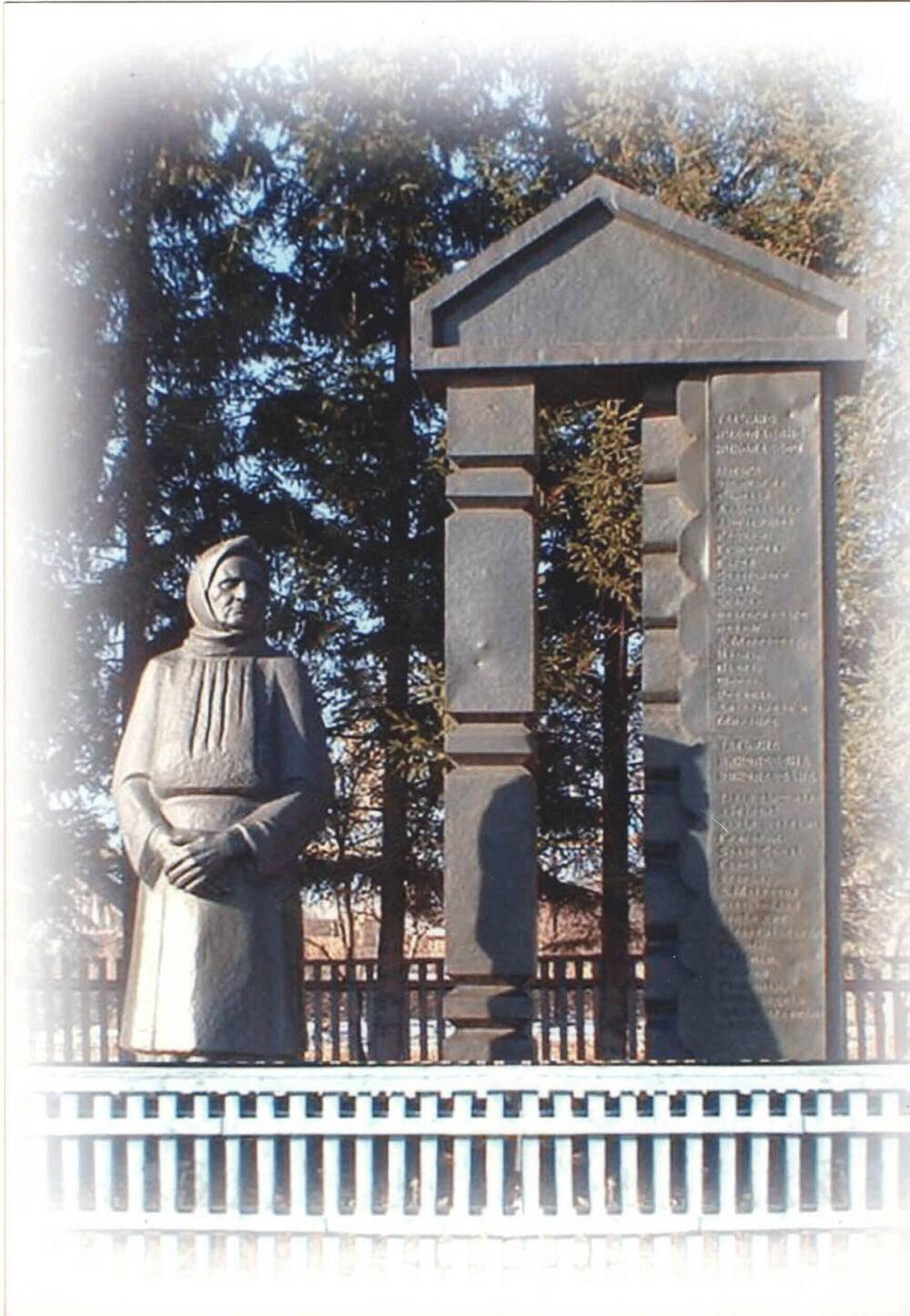 Фото. Памятник матери в д. Изедеркино Моргаушского района