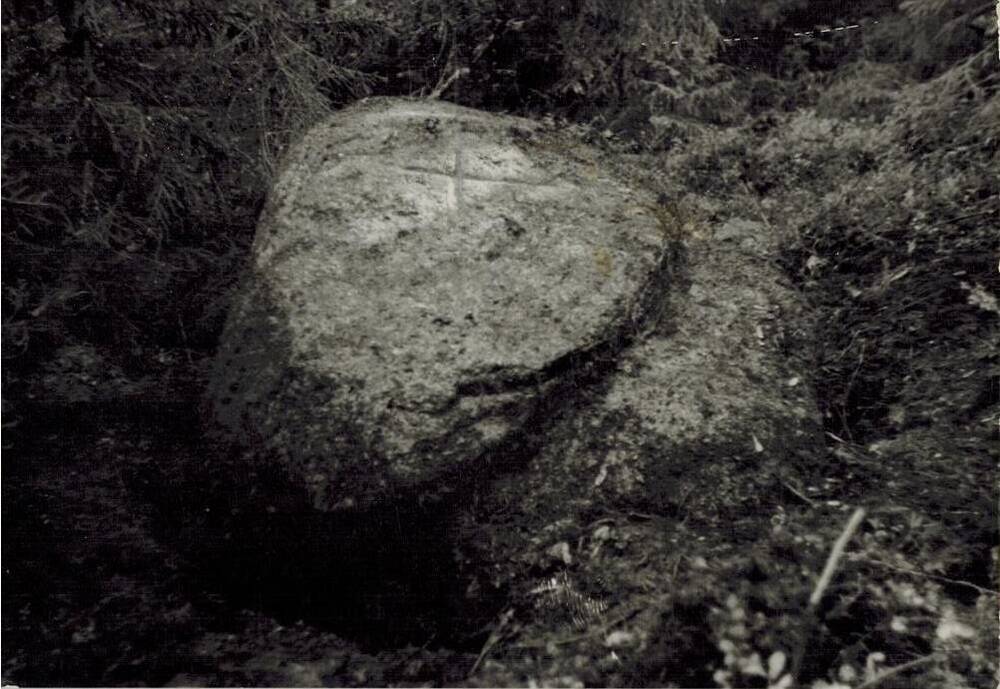 Фотография ч/б. Камень с выбитым крестом. Камень в болоте за деревней Ратьковина. С обратной стороны камня выбито - 1757