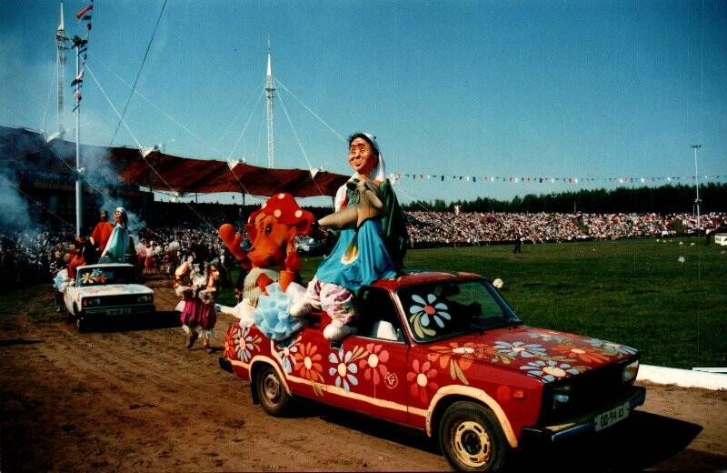 Фото цв. Парад, из материалов о праздновании Дня Суверенитета Республики Татарстан и 65-летия г. Наб.Челны
