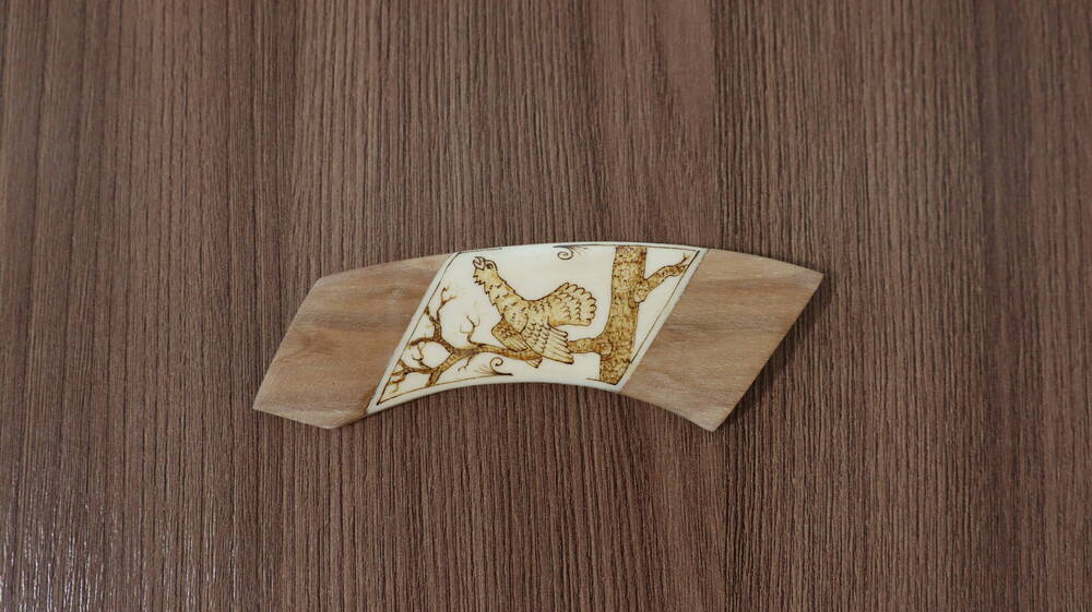 Образец плашки из кости и дерева для складного ножа.