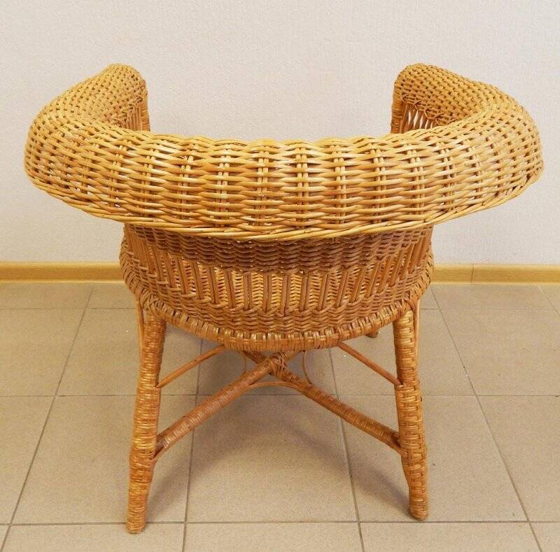 Кресло плетеное, светло-желтого цвета, покрыто лаком.