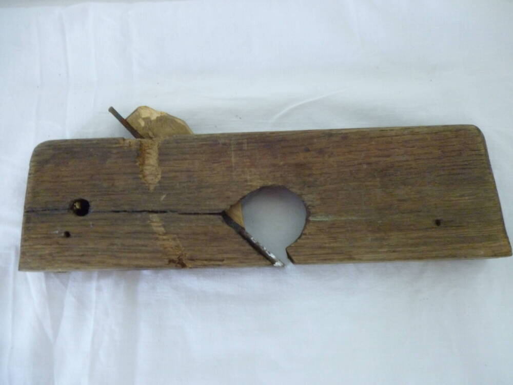 Рубанок-ручной деревообрабатывающий инструмент для строгания.