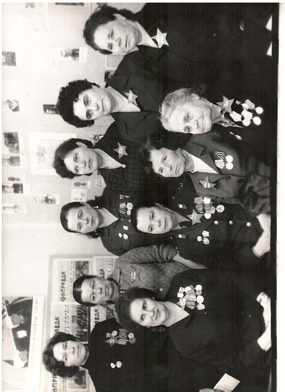 Фото. Группа женщин - участниц Великой Отечественной войны на встрече, посвященной 30-летию Победы.