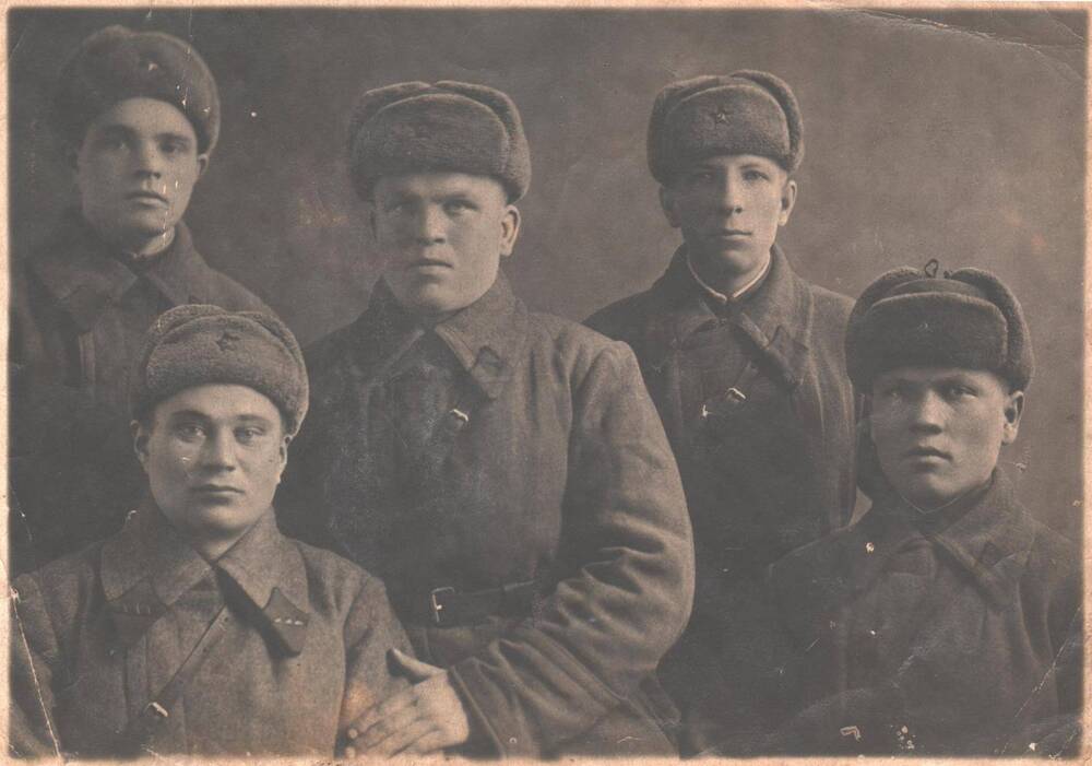 Фотография Солдаты в шинелях и шапках-ушанках