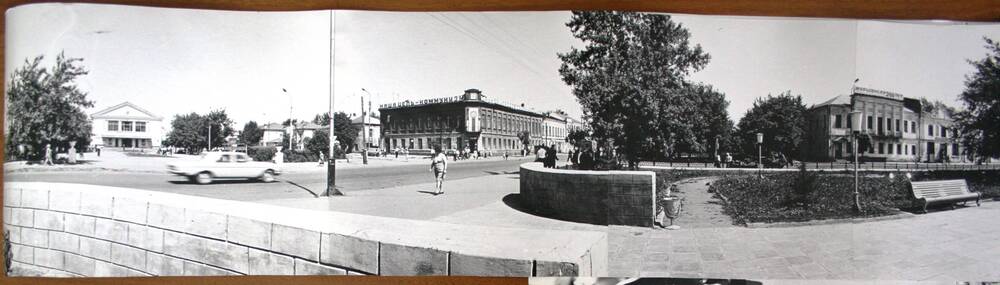 Фото. Развернутая панорама Октябрьской площади от здания центральной библиотеки.