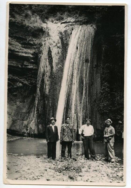 Фотография черно-белая. Кринов Е.Л. и жители с. Арус (Азербайджан) у водопада.