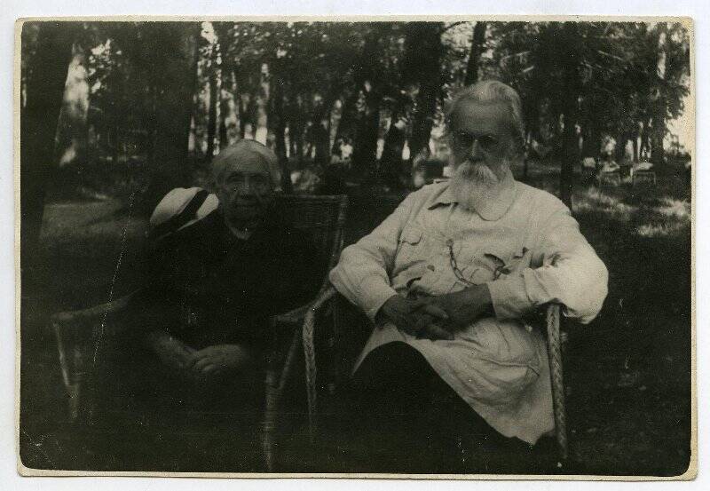 Фотография черно-белая. Академик Вернадский В.И. со своей женой Вернадской Н.Е. на отдыхе в санатории «Узкое».