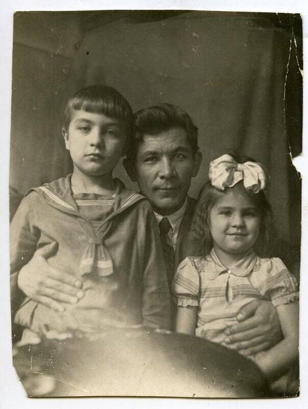 Фотография черно-белая. Кринов Е.Л. с сыном Юрием и дочерью Руфиной.