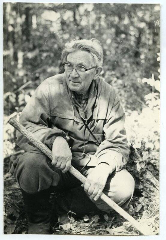 Фотография черно-белая. Кринов Е.Л. в лесу во время Сихотэ-Алинской экспедиции.
