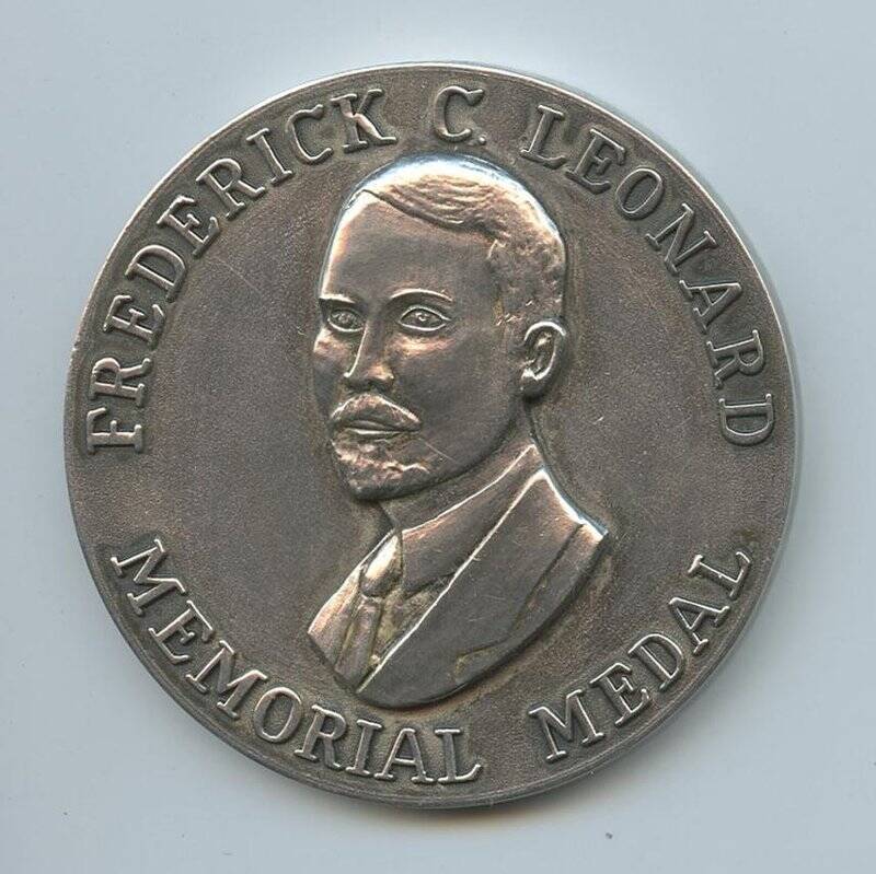 Медаль имени Фредерика Леонарда, присужденная Кринову Е.Л. (FREDERICK C. LEONARD / MEMORIAL MEDAL - Фредерик К. Леонард / Мемориальная медаль).