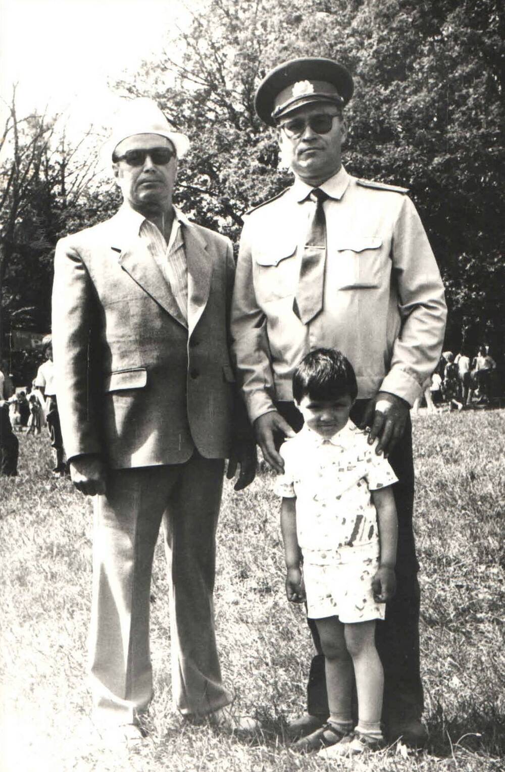 Фото. Лобастов В. (справа) со своим коллегой и внуком.