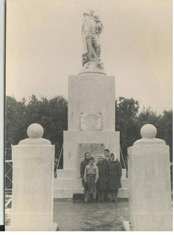 Фотография. Памятник на братской могиле участников Курской битвы в п.Поныри