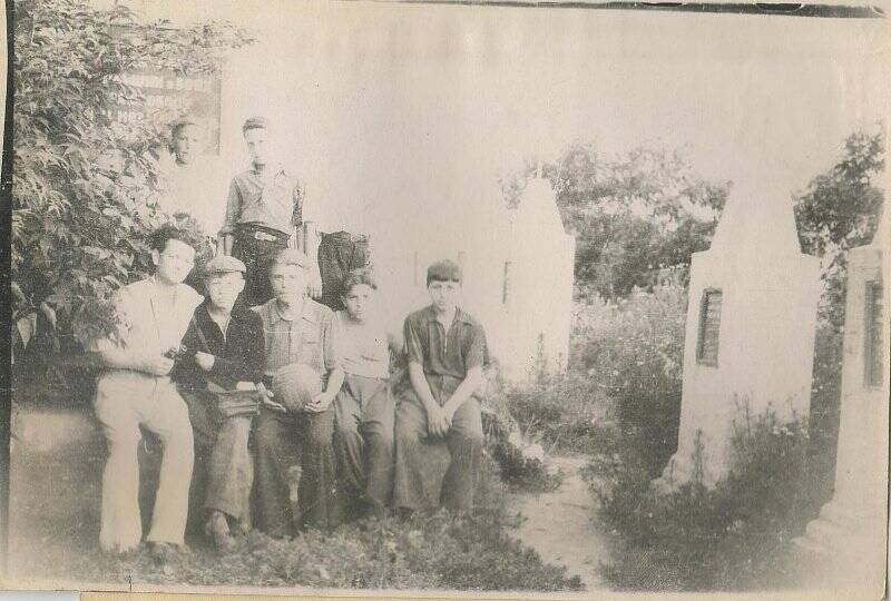 Фотография. п.Поныри, Курская область. Братские могилы воинов, участников Курской битвы