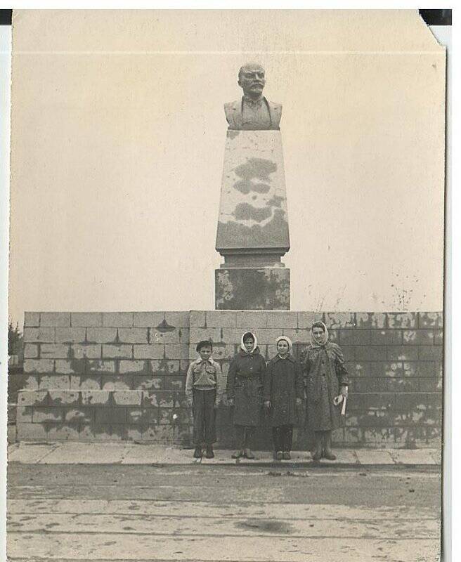 Фотография. У памятника Ленину в п.Поныри