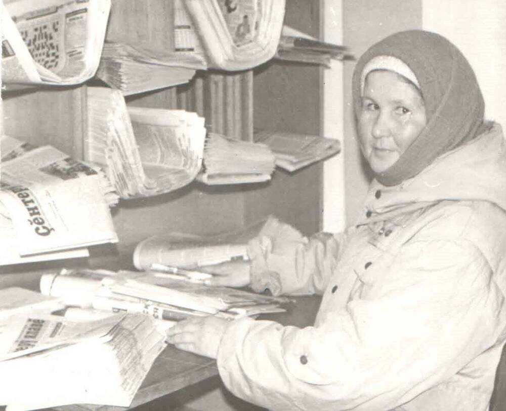 Фото. Якимова Алевтина Аркадьевна - почтальон с 1970 года - на расфасовке газет.