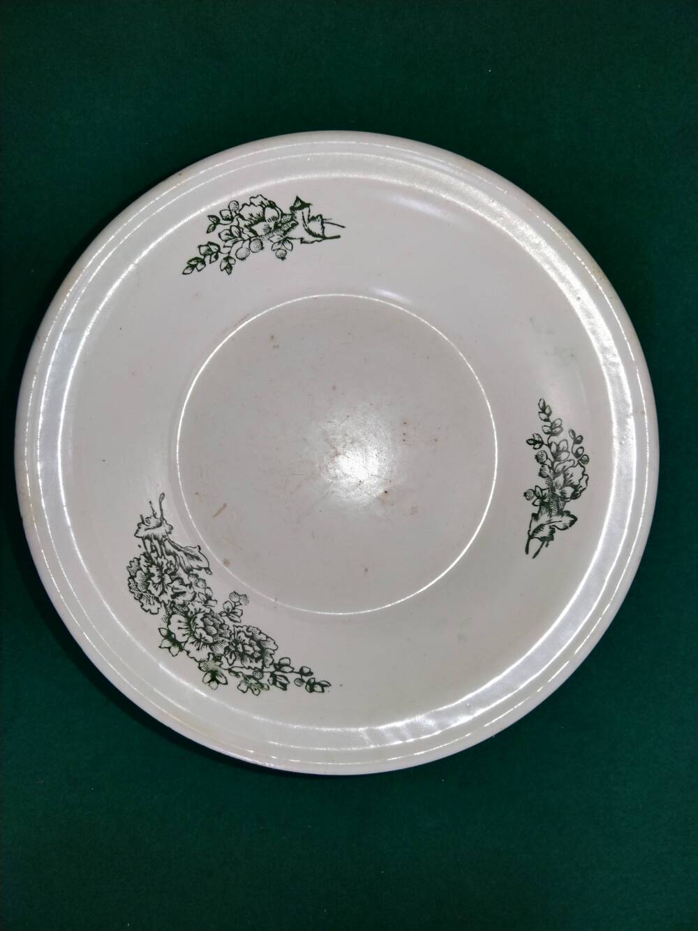 Тарелка с зелёными рисунками. 20 век.