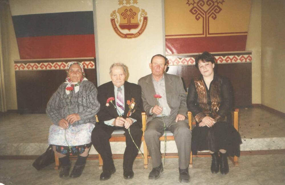 Фото. Павлова И.В., начальник почты Моргаушского района, с ветеранами.
