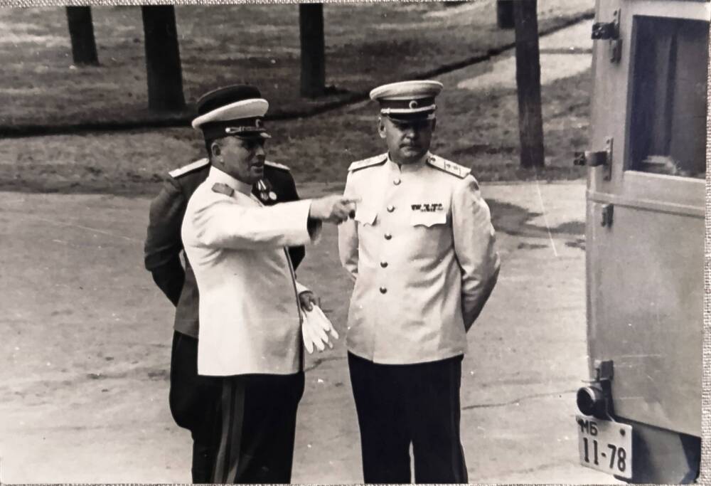 Фото групповое. Романченко В.Н. (1 слева) с начальником отдела службы В.Д. Пушкиным. 1946.г.