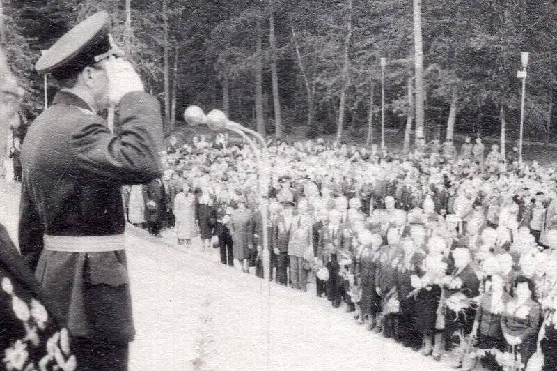 Негатив. Митинг ветеранов 19 гвардейской дивизии у Мемориала боевой славы в Лагерном саду.