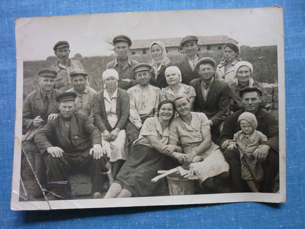 Фотопортрет. Группа колхозников, слева, средний ряд 1-й зам. председателя колхоза Н.Ф. Радченко