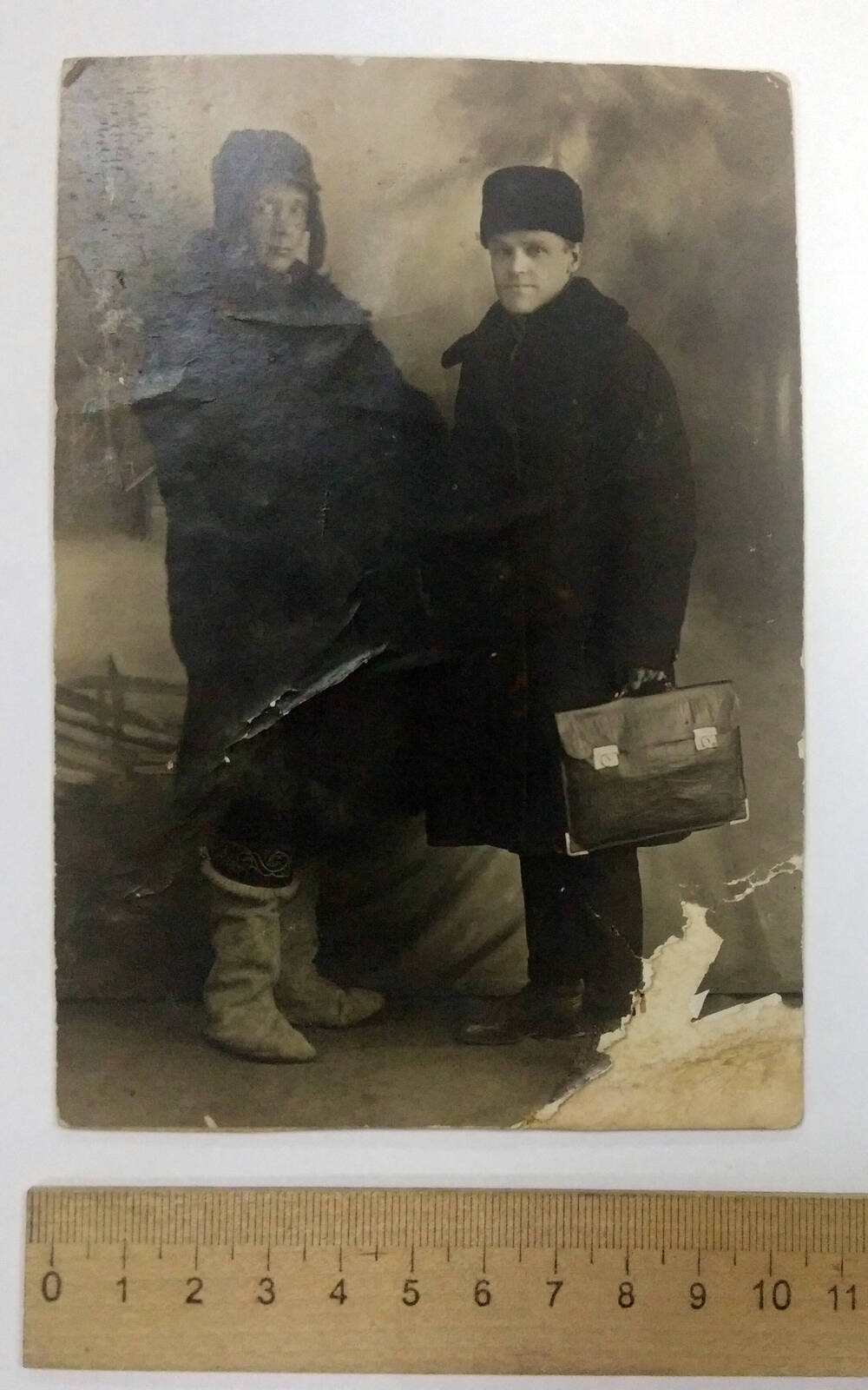 Фотография ч/б Сельванюк И.М.(слева) после возвращения с экспедиции на остров Врангеля. Рядом начальник полярной радиостанции Александров А. Хабаровск 1929 г.