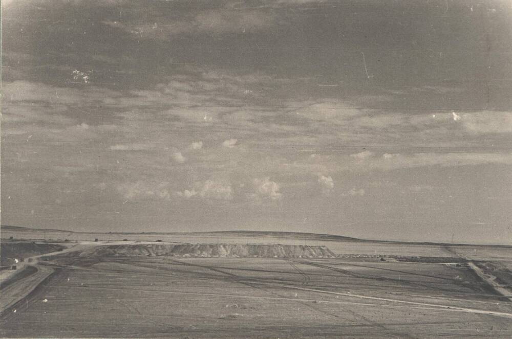 Фотография. Первые отвалы Гайского месторождения