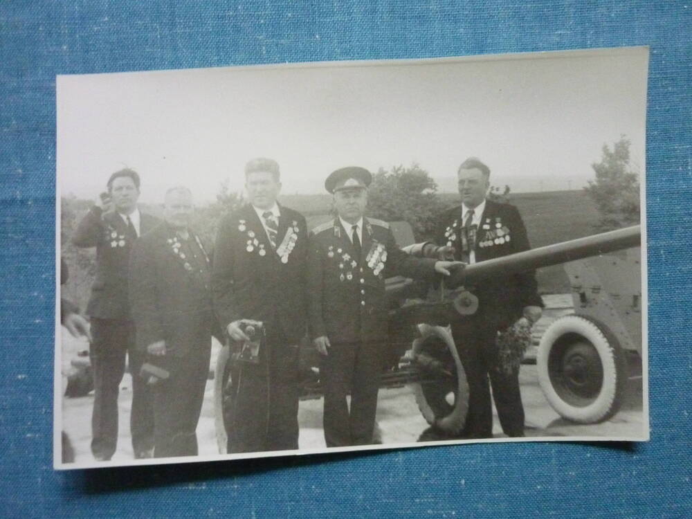 Фотопортрет. Группа ветеранов ВОВ возле боевого артиллерийского орудия. Крайний справа Радченко Н.Ф. - ветеран войны и труда