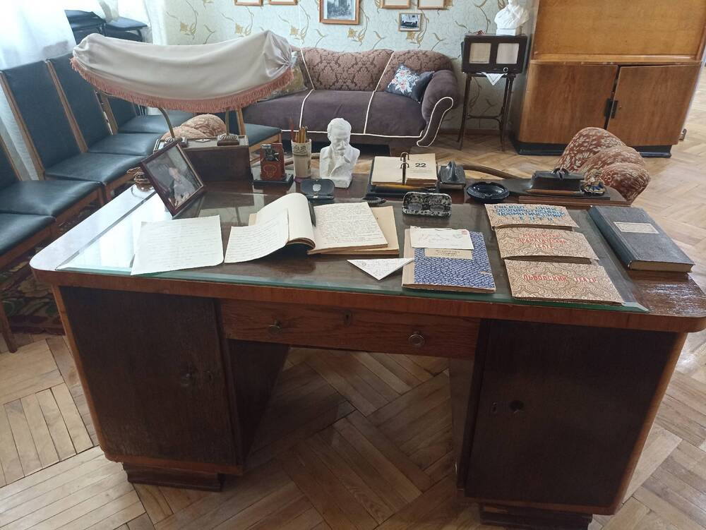 Письменный стол Д.Н. Медведева.