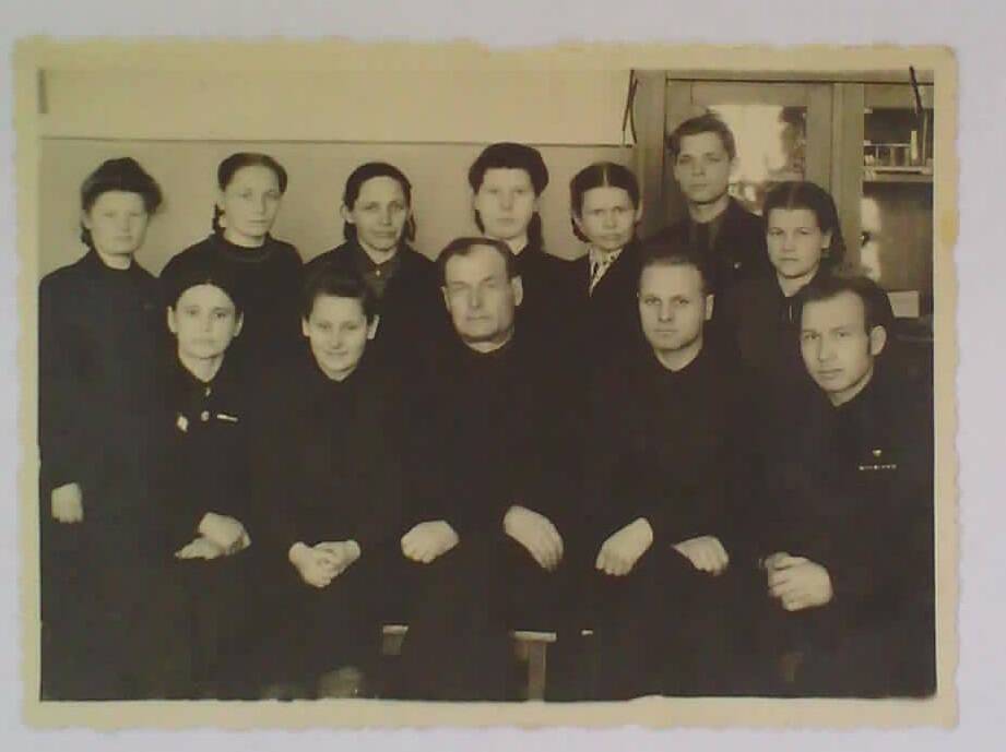 Фотография. Групповой портрет коллектива учителей Мугайской школы 1950-1951 учебный год.