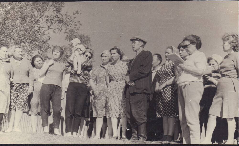 Фото сюжетное групповое, коллектив учителей школы им. А.С. Пушкина на экскурсии по городу Зея, 1960 год.