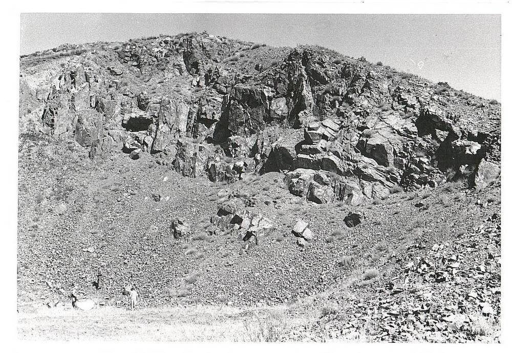 Фотоснимок Каменоломня черного порфира в 3-х километрах на восток от с. Локоть
