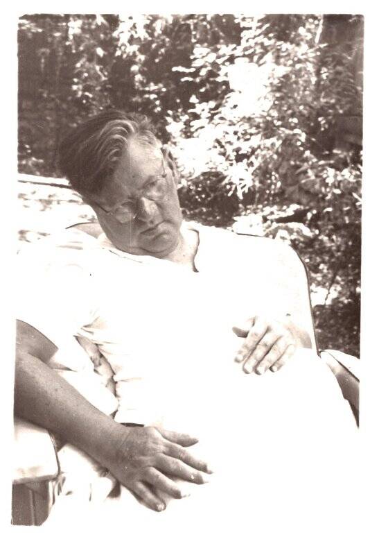 Фото. Н.З. Бирюков на коляске в саду; г. Ялта, сентябрь1965 г.