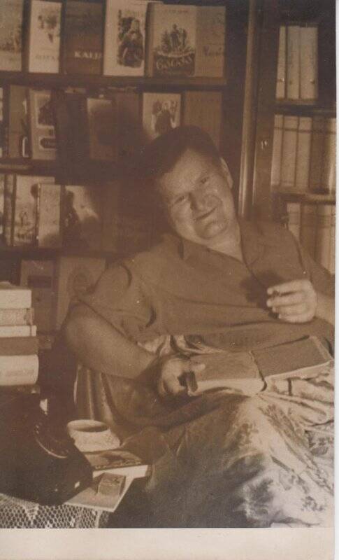 Фото. Н.З. Бирюков в своем кабинете, ул. Западная г. Ялта. 1958 г.