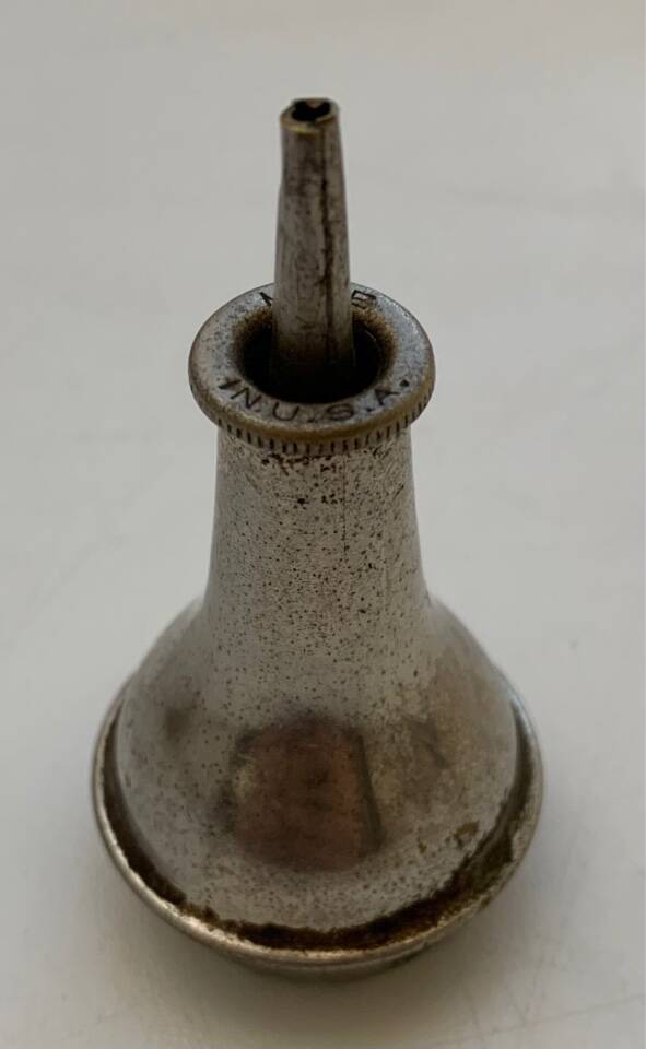 Масленка для машинного масла. Сделана в форме конуса. На обороте клеймо Paten ted Sep 1895 (запатентовано сентябрь 1895 года) Англия. Изготовлена в Америке. (Made in U.S.A.) Начало 20 века.