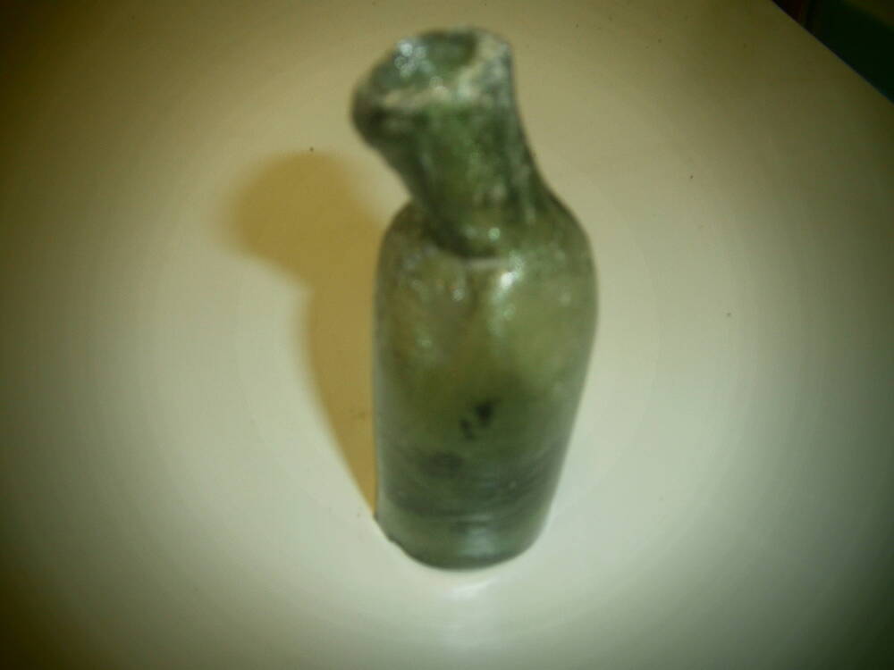 Бутылочка из зелёного стекла