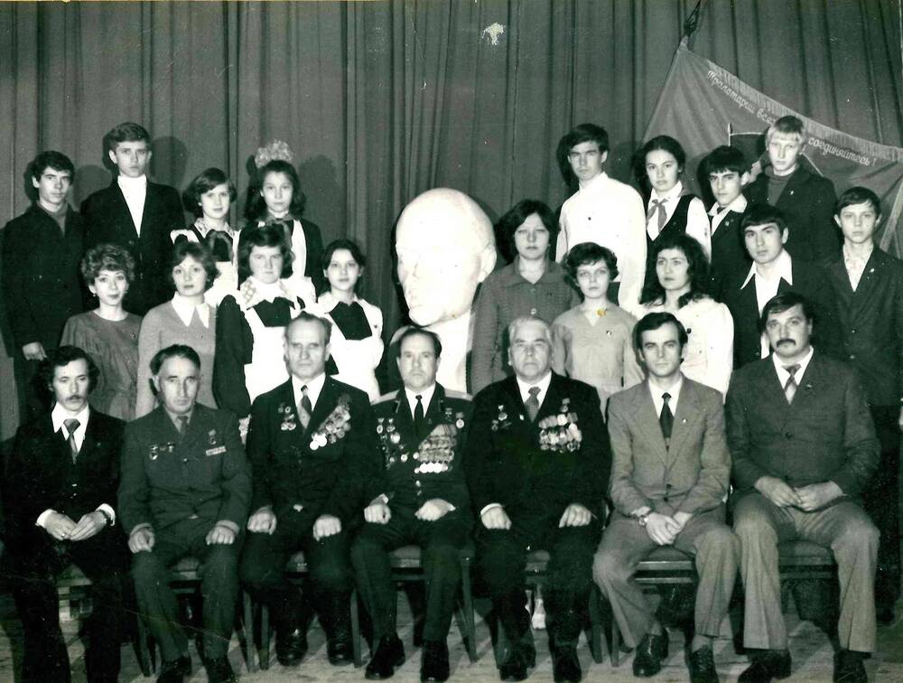 Черно-белое фото:  встреча XXVI съезда КПСС у развернутого знамени областной комсомольской организации.
