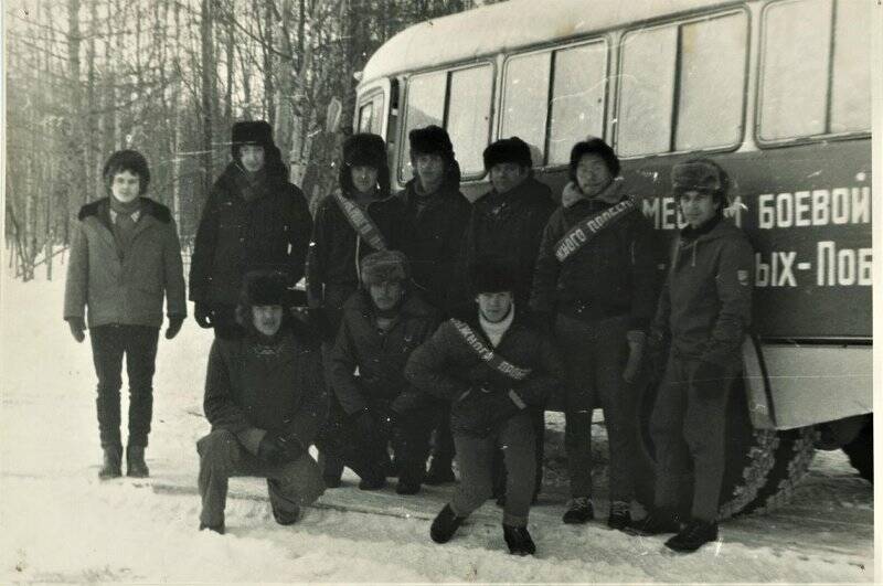 Фотография групповая  Участники  комсомольско- молодежного пробега по местам боевой славы у автобуса.