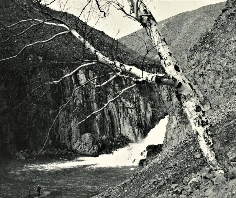 Фото пейзажное. Сахалин. Горная река. Из комплекта: Фотоальбом «Поронайск. 1980-е гг.»