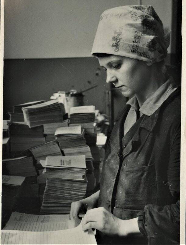 Фотография Переплетчица Поронайской типографии Нина Ермакова за работой. Из комплекта: Фотоальбом «Поронайская типография в 1966 году»