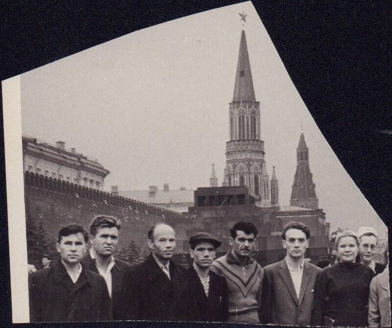 Фотография. Неизвестные мужчины и женщины на Красной площади.