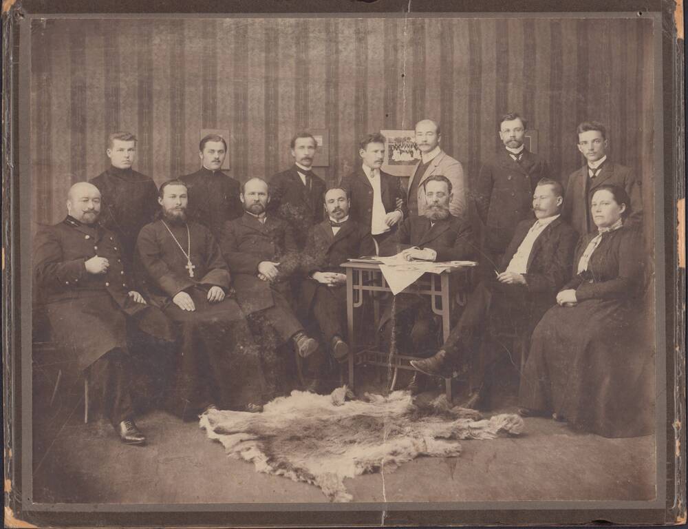 Фотопортрет. Попечительский совет Зейской прогимназии 1914-1916 г.г. Во втором ряду крайний справа - Кабанов П.И.