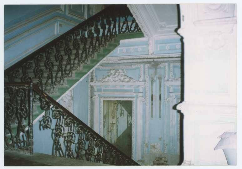 Фотография цветная. Интерьер лестницы особняка доктора Веге.